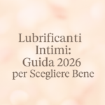 Sfondo pastello con effetto glow e petali sfocati, atmosfera wellness e raffinata per guida ai lubrificanti intimi
