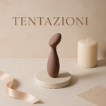 Donna e uomo sorridenti abbracciati con atmosfera rilassata come migliorare l'intimità