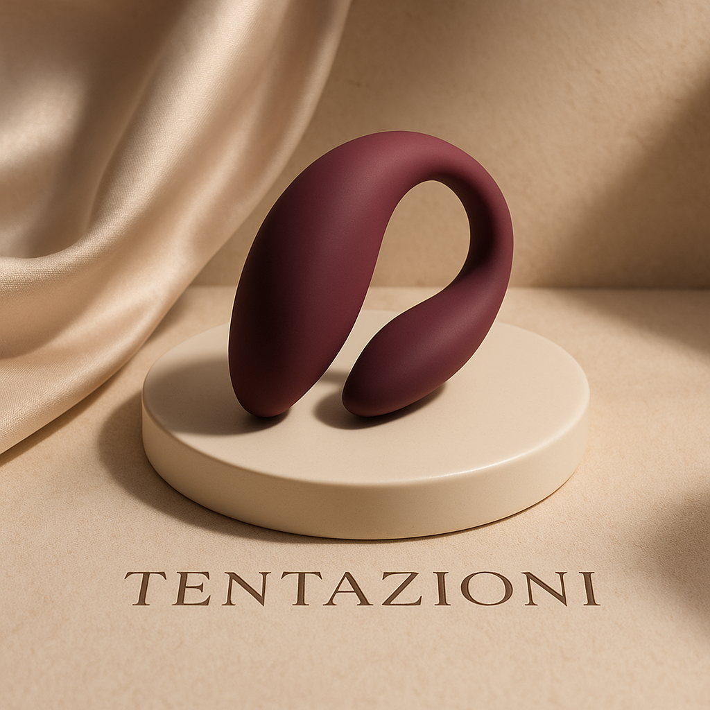 Primo piano di un vibratore per coppia elegante su fondo neutro