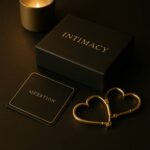Giochi soft per coppie introverse: due mani che si sfiorano dolcemente in un'atmosfera intima