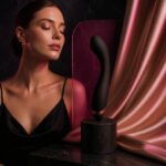 stimolazione esterna zone erogene: donna e uomo che esplorano con sensualità le zone erogene durante un massaggio